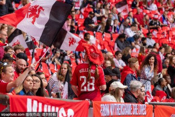 0-1!曼联又输了!红牌漏判?VAR这次是“明察秋毫”还是“选择性失明”?