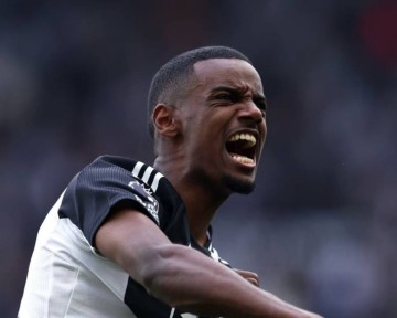 免税周薪60万英镑！曝25岁英超锋霸或加盟沙特，利物浦无缘伊萨克